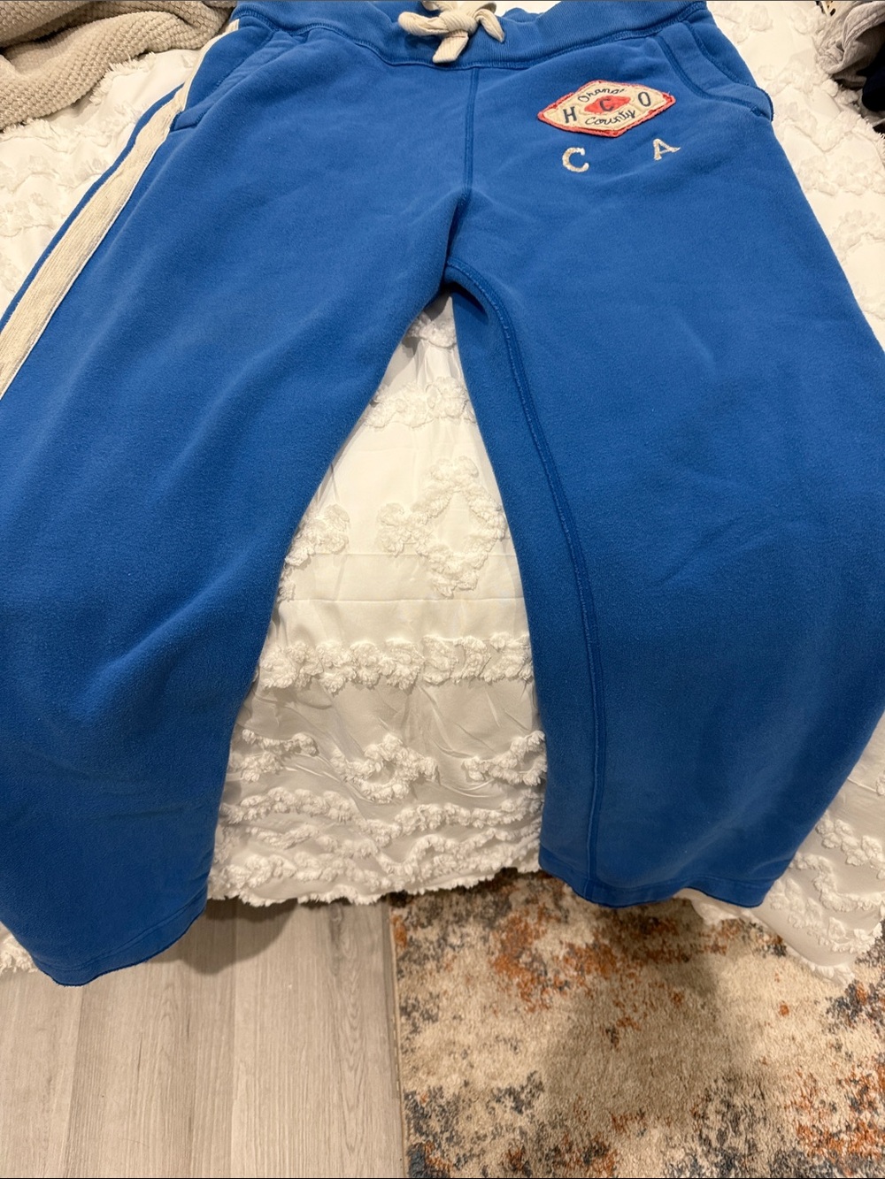 Holister draw waist fleece pants with 2 side pockets & 1 back pocket; blue